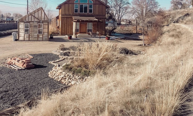 Eagle House | Gorgeous custom cabin near downtown Eagle!