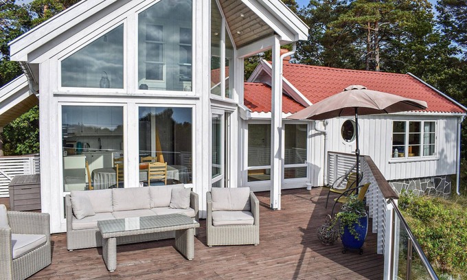Faervik House | Gorgeous home in Færvik with kitchen