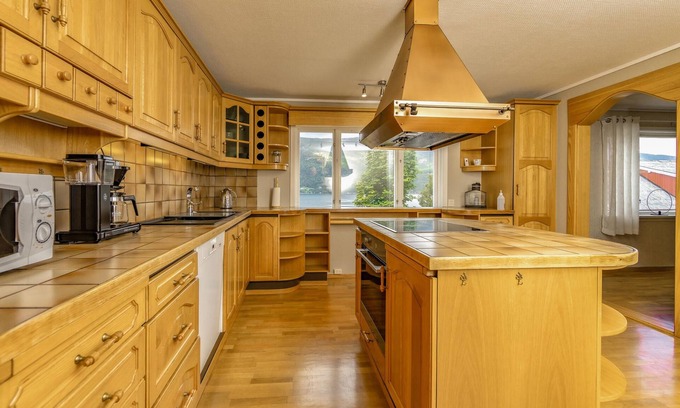 Gjemnes Municipality House | Gorgeous home in Mittet with kitchen