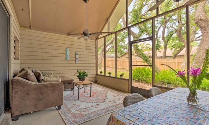 Gulf Breeze House | Gorgeous Home Sunroom about 3 Mi to Beach Hike!