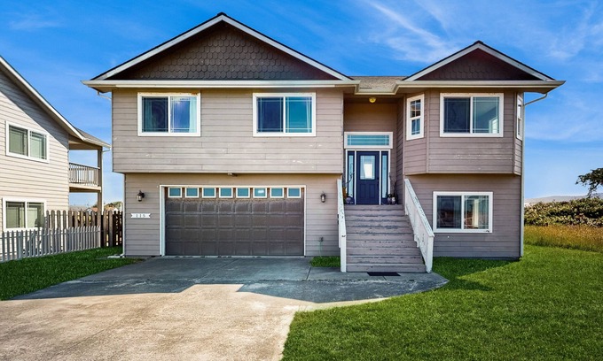 Crescent City House | Gorgeous home w/the ocean & beach just beyond your front door