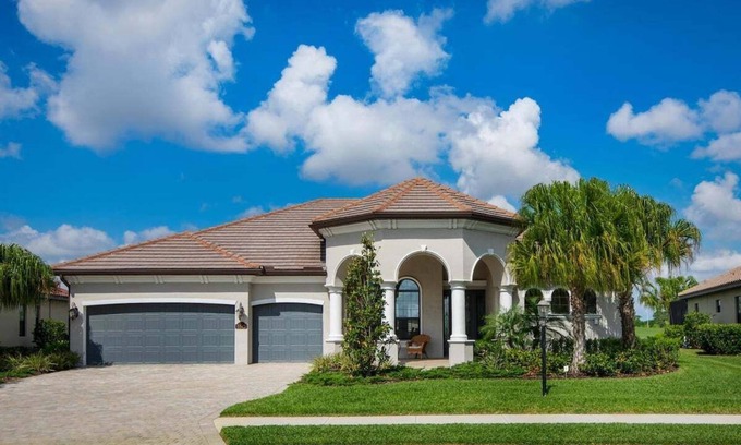 Lakewood Ranch House | Gorgeous lakefront pool home with golf coarse view - Birdie