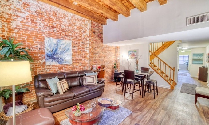 Detroit Apartment | Gorgeous loft by Detroit River