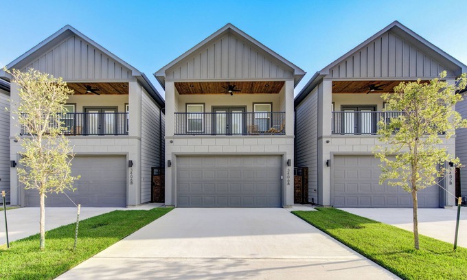 North Houston House | Gorgeous Luxury Villa Located in Central Houston. Near downtown & IAH