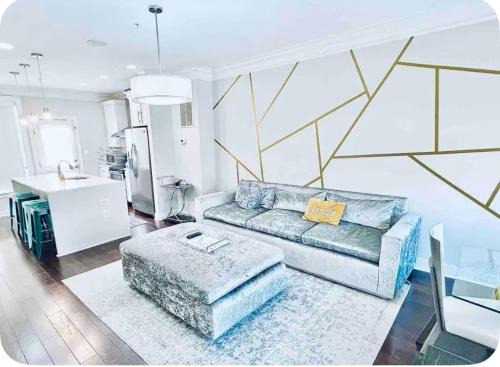 Northeast House | Gorgeous Modern 4-Level 4BDR Home in Central Location Parking Included Free Cancellation