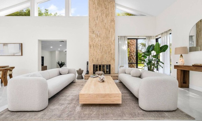 Delray Beach Apartment | Gorgeous Modern Beach Pool House Sleeps 8 Central