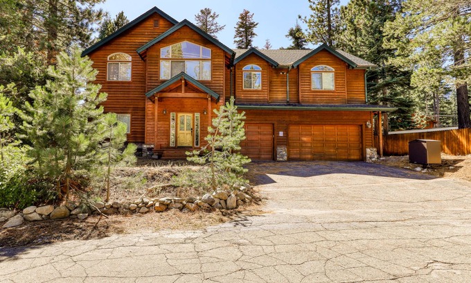 North Upper Truckee House | Gorgeous mountain-view house with enclosed yard & W/D - snowbirds welcome