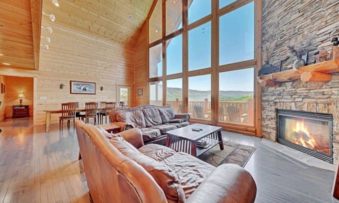 Gatlinburg - Pigeon Forge Cabin | Gorgeous Mountain Views 2 Acre Private Log Cabin!