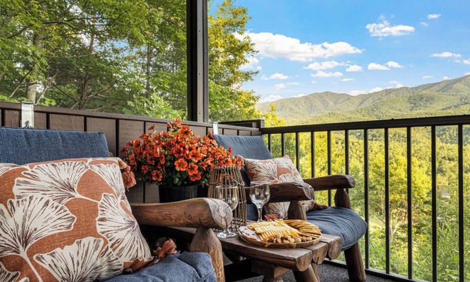 Gatlinburg - Pigeon Forge Condo | Gorgeous Mountain View, 2 King Beds, Fireplace, Spacious Retreat