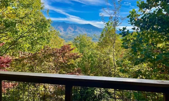 Gatlinburg - Pigeon Forge Cabin | Gorgeous Mt. LeConte Views/Gatlinburg/Spacious