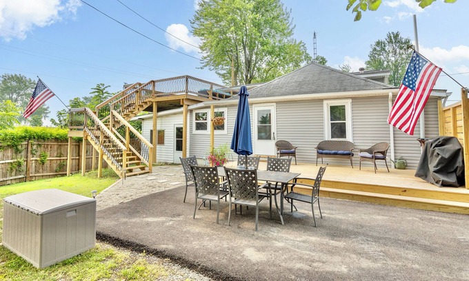 Lakeview House | Gorgeous, newly remodeled lake house overlooking the Lake !! YEAR ROUND RENTAL