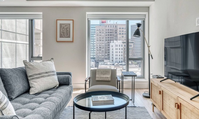 Downtown Oakland Apartment | Gorgeous Oakland 1BR w/AC, W/D, Sky Deck, next to BART, by Blueground