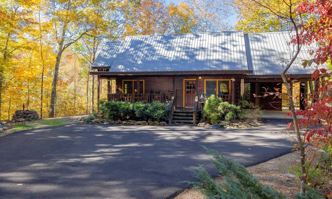 Gatlinburg - Pigeon Forge Cabin | Gorgeous, Secluded, SuperFast WiFi, NFL Sunday, Arcade, Gated, Fishing & 2 Pools