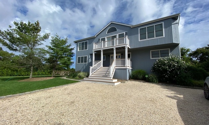 Shinnecock Hills House | Gorgeous Southampton Contemporary country charm
