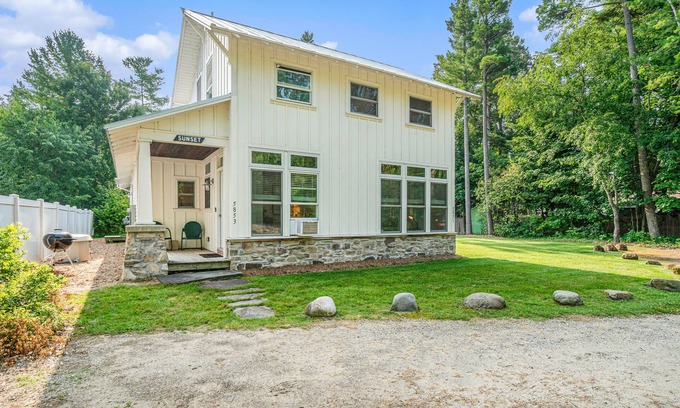 Glen Arbor House | Gorgeous studio in downtown Glen Arbor with kitchenette, cable, AC, free WiFi