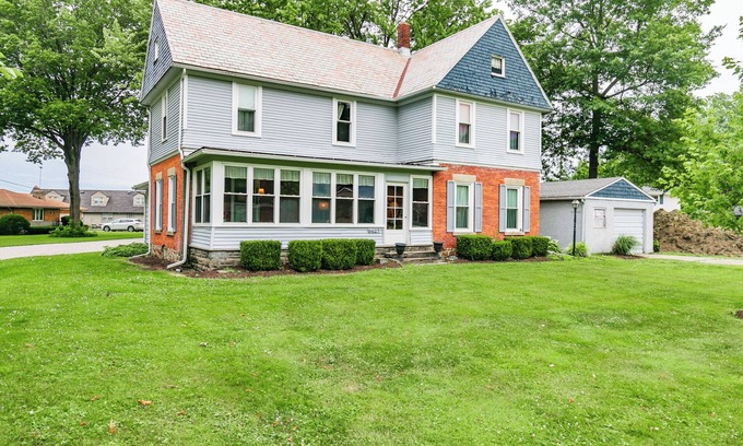 Ashtabula House | Gorgeous Sunsets at this 5 bedroom Lakeside Retreat - Pearl Beach Lakehouse