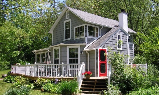 Fennville Cottage | Gorgeous sunsets, short walk to beach access