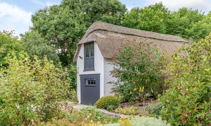 Weymouth House | Gorgeous Thatched Lodge in Stunning Dorset Countryside Sleeps 3
