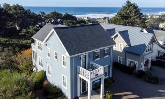 Roads End House | Gorgeous Unique Luxury Oceanview Home w/Spa. Easy walk to beach.