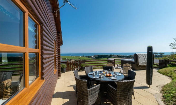 Mynytho House | Gorwel - Two Bedroom House, Sleeps 5