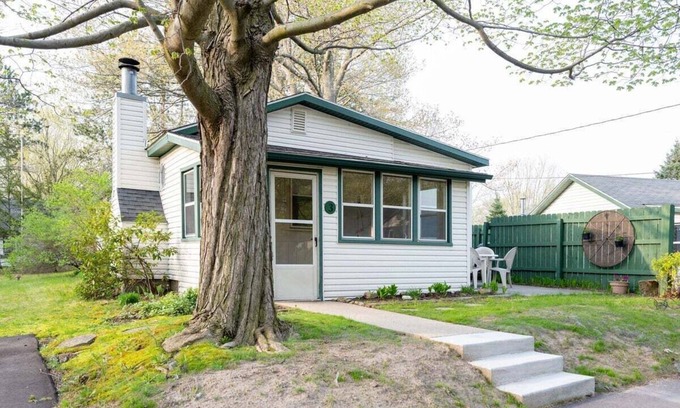 Saugatuck Cottage | Goshorn Lake Resort Cottage #3