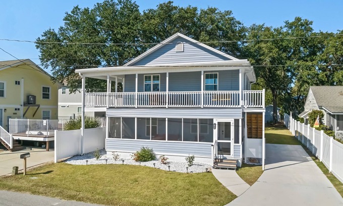 Crescent Beach Cottage | Got Wags Ocean View Haven Upper Level 2 BR Close to Beach