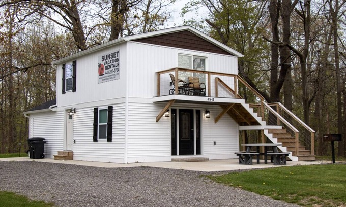 Geneva-on-the-Lake House | GOTL Joe’s Bungalow - Sunset Vacation Rental