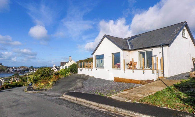 Criccieth Cottage | GOWAN BRAE, pet friendly, luxury holiday cottage in Criccieth