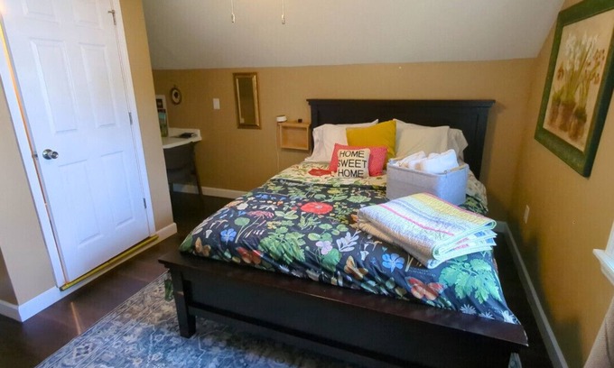 Greensboro Condo | Gramma Dottie’s Garden Retreat - Private Room