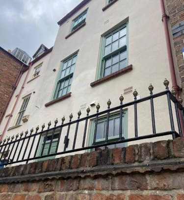Hull Old Town House | Grammar School Yard Four Bedroom Free Parking