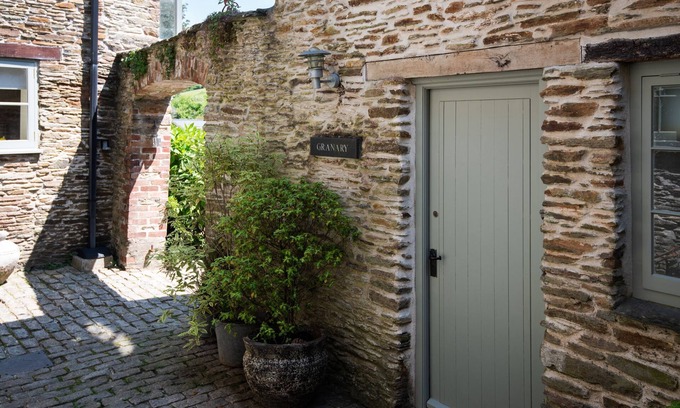 Kingsbridge Cottage | Granary Cottage - a cottage that sleeps 2 guests in 1 bedroom