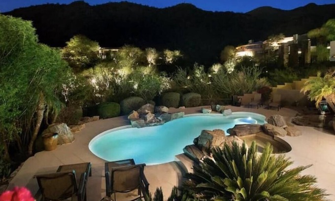Paradise Valley House | Grand Hillside Retreat
