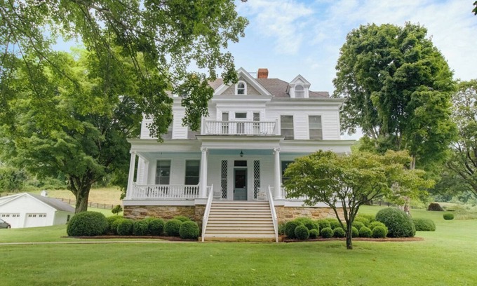 Hot Springs House | Grand Historic Estate w/Hot Tub + Amazing Views