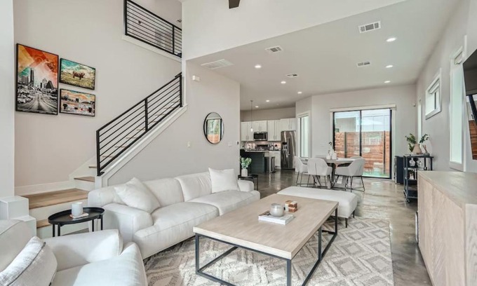East Cesar Chavez House | Grand Oasis At E Austin With Pool