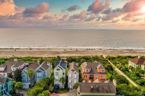 Isle of Palms House | Grand Pavilion 15 - Oceanfront Home! Pool Pass