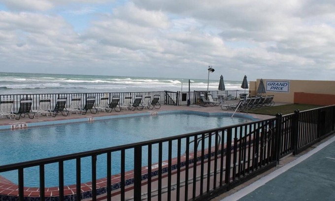 Daytona Beach Hotel | Grand Prix Motel on the Beach