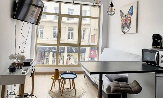 Saint-Quentin Apartment | Grand Studio cosy spacieux centre-ville 4pers