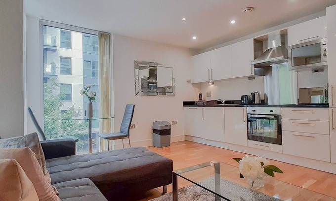 Canary Wharf Apartment | Grand Two Bedroom Apartment in Canary Wharf by MySquare