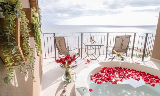 South Hotel Zone Condo | Grand Venetian Oceanview Spa Tub, Pools, Gym. Best location in town!