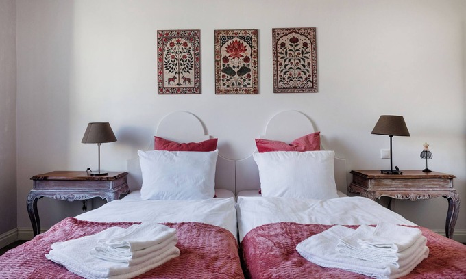 Inner City Budapest Apartment | Grandiose 3BR § 3BathR apt, middle of downtown. Back and better than ever!