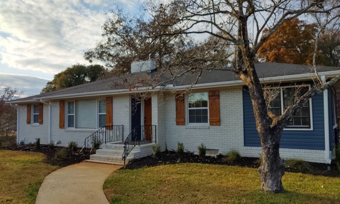 Welcome House | "Grandma's Farmhouse" near downtown Greenville/Hospital
