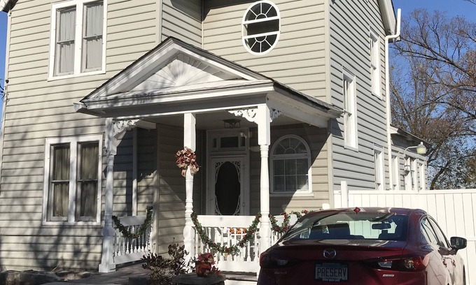 Portsmouth House | GRANDMAs QUIET WATERFRONT HOME