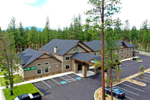Sisters Hotel | GrandStay Hotel & Suites
