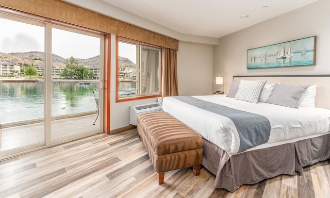 Chelan Apartment | Grandview River View 713! Waterfront King View Suite with River View!