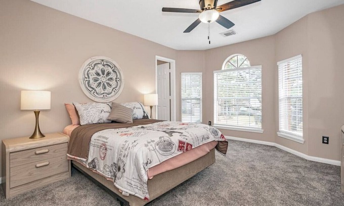 Klein House | Granite Gorge · Spacious 4-bed 2.5 bath home with large backyard