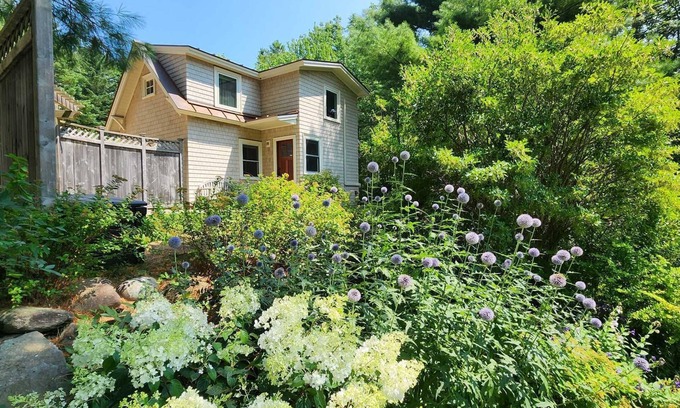 Bar Harbor Cottage | Grapevine Cottage-Charming 1-Bedroom Retreat Near Acadia National Park