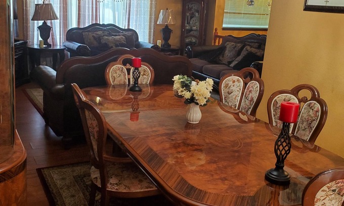 Lynnwood House | Grate location! Walking distance to park, dinning and beach.