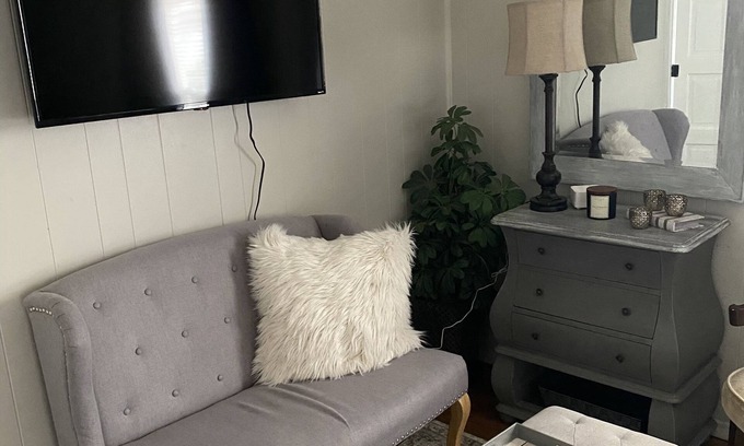 Jefferson City Cottage | Gray Suite-Walk to Carson Newman College! Smoky mountains less than 30 miles!
