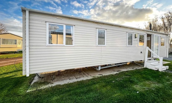 Clacton-on-Sea House | Great 10 berth caravan at Martello Beach Holiday Park ref 29045DW