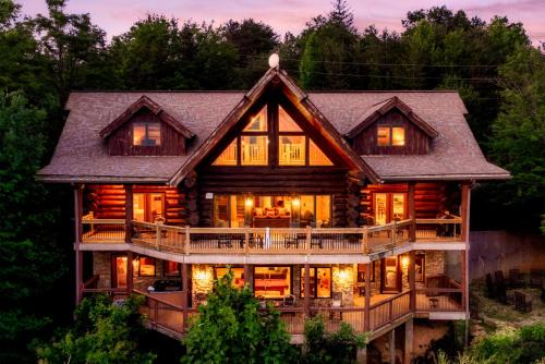 Pittman Center Ski Chalet | Great Alpine - 4 KingSuites- October Deals-Views-Hot Tub-FirePit-GameRm